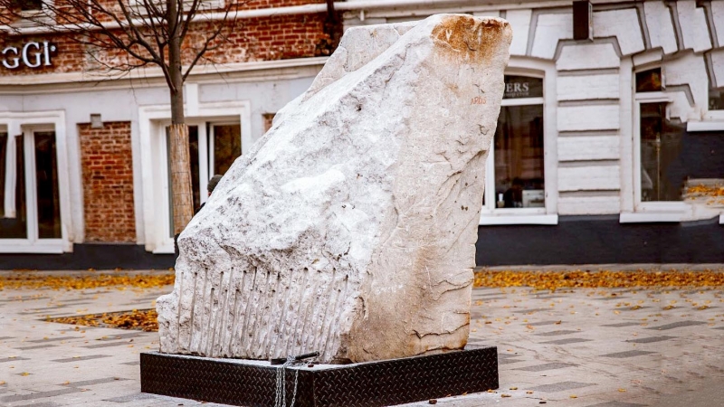 В Москве кусок мрамора завел блог в Instagram